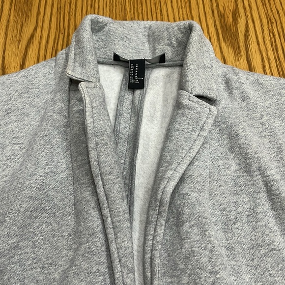 Forever 21 gray sweatshirt blazer. Only worn a few times, super comfy in EUC - Picture 4 of 5
